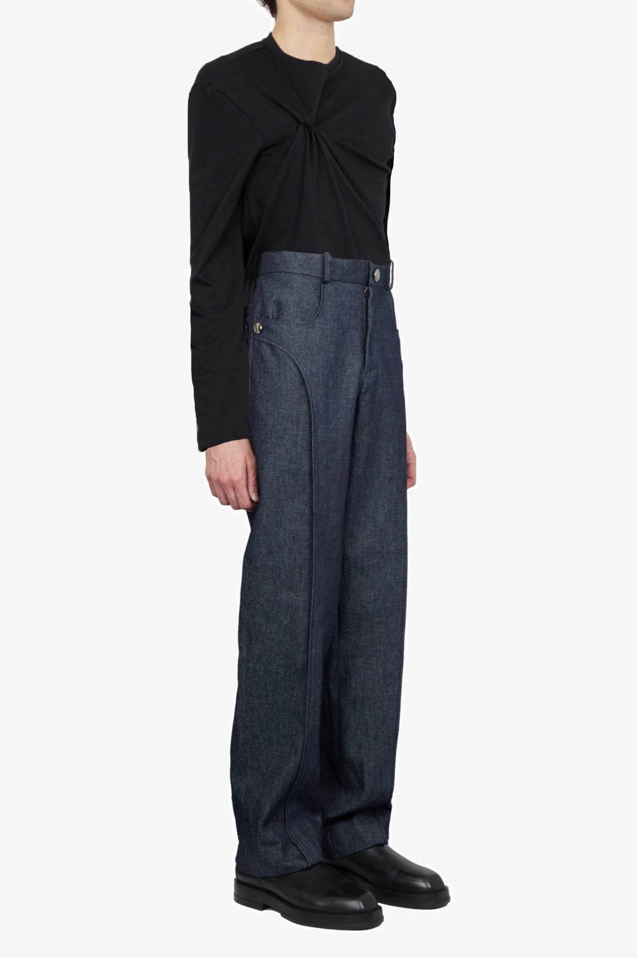 Pantalon en denim ajusté à plis latéraux en coton organique