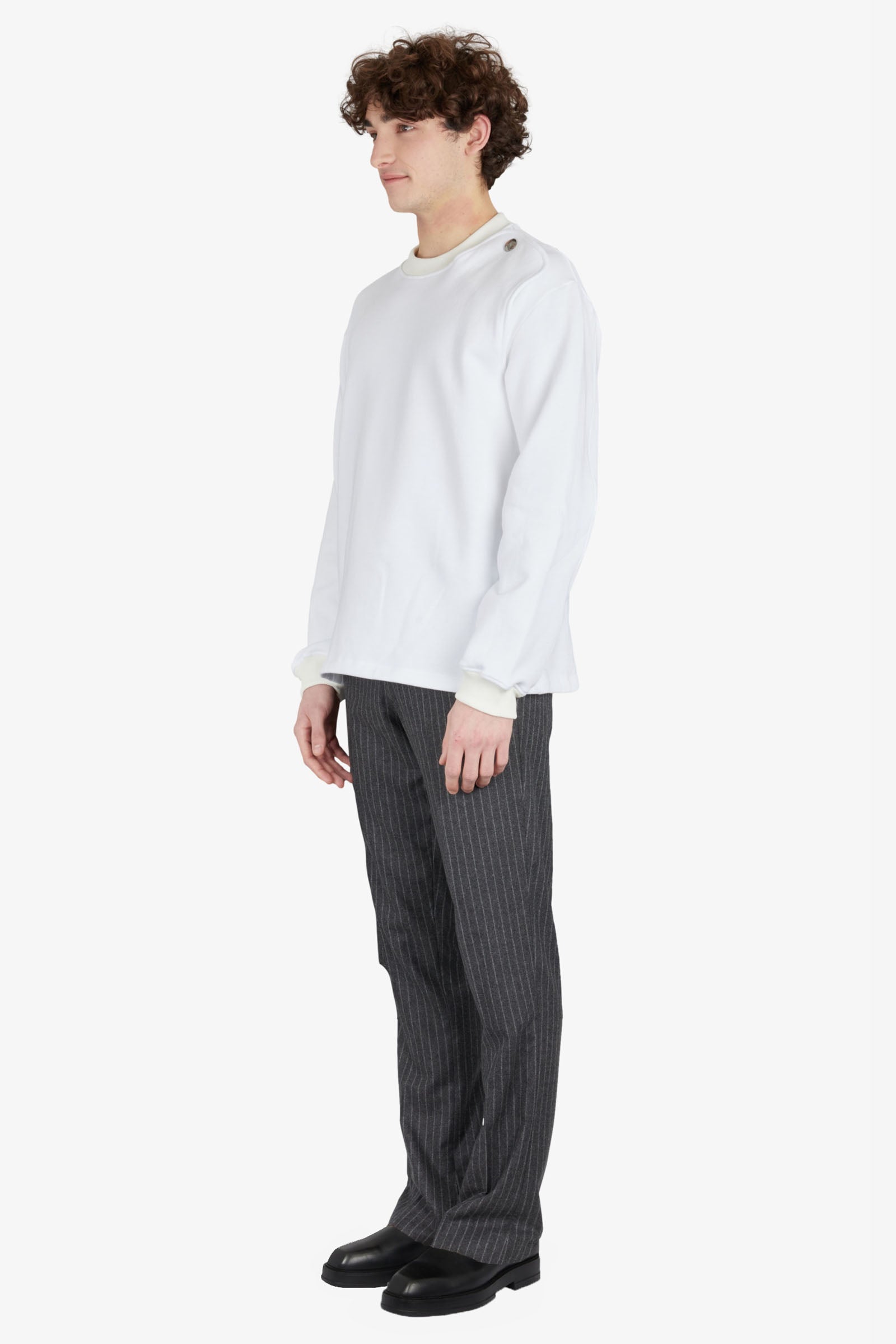 Sweatshirt with falling shoulder